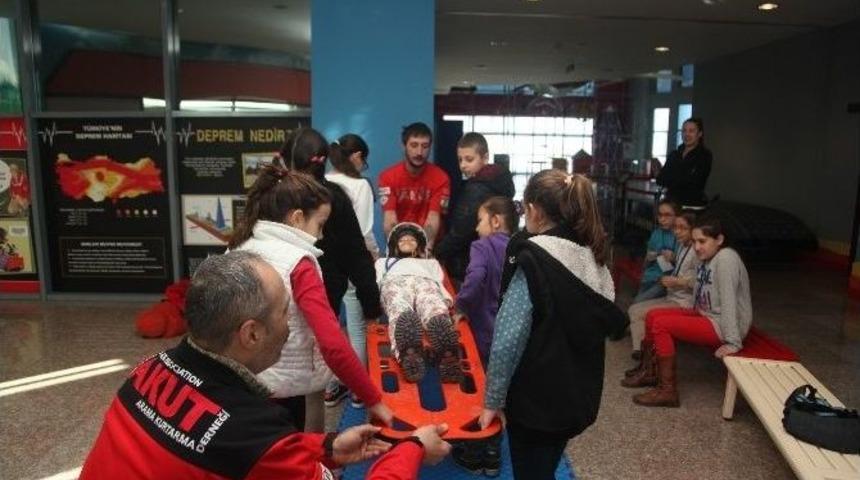 Akut&rsquo;tan &Ccedil;ocuklara Hayat Kurtaran Eğitim