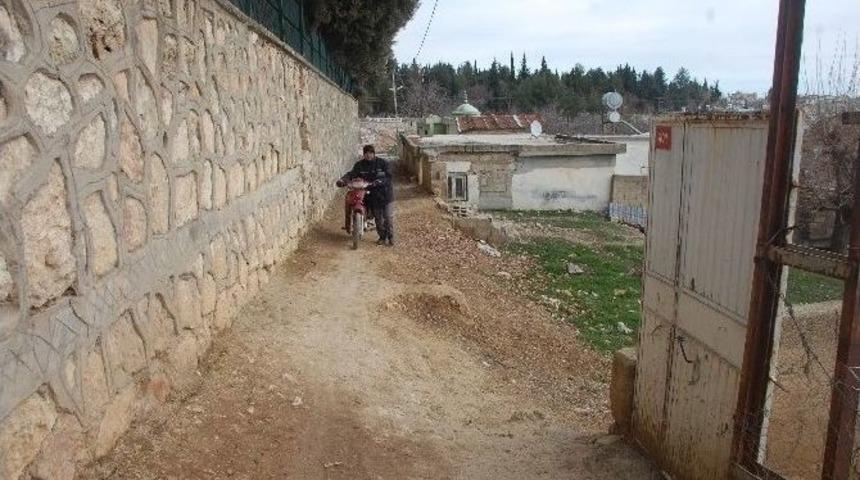 Dar Sokaktan Yayalar Bile Zorlukla Ge&ccedil;iyor