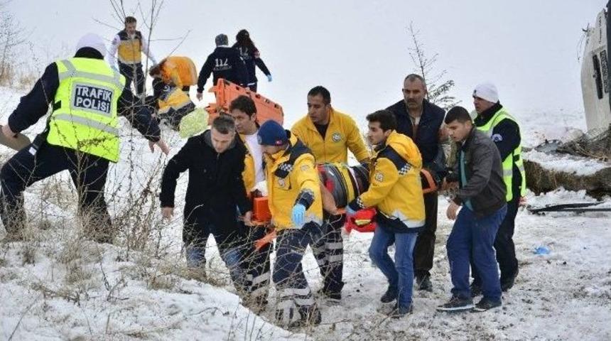 Minib&uuml;s Şarampole U&ccedil;tu: 5 Yaralı