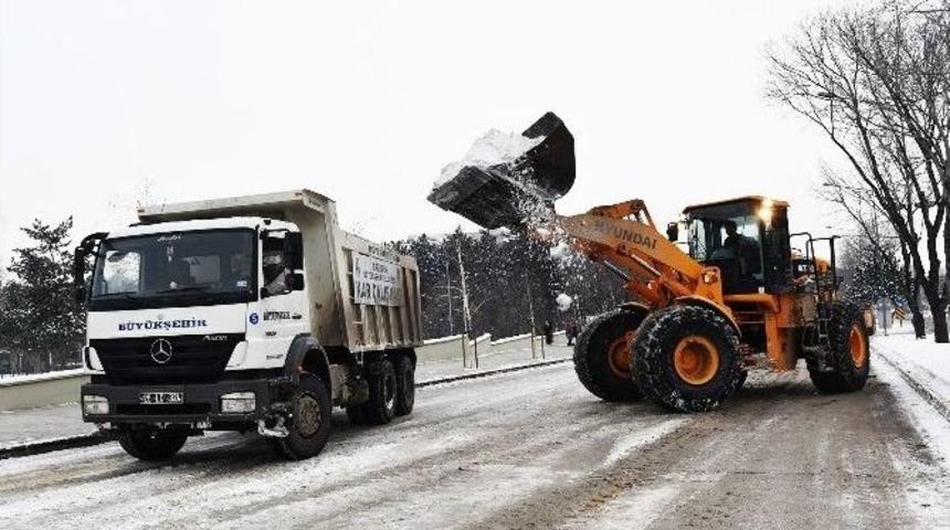 B&uuml;y&uuml;kşehir Belediyesi Kar &Ccedil;alışmalarına Devam Ediyor