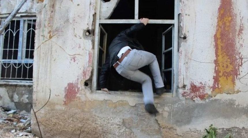 Madde Bağımlıların Mesken Tuttuğu Yerlere Polis Baskını