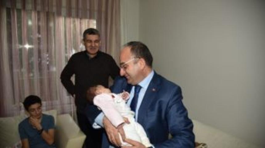 Başkan &Uuml;z&uuml;lmez, Hemşehrilerini İhmal Etmiyor