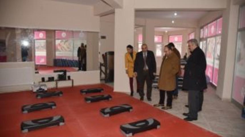 Başkan &Uuml;z&uuml;lmez Kadın Spor Merkezini İnceledi