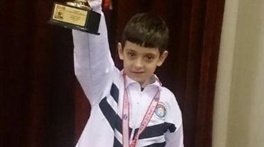 K&uuml;&ccedil;&uuml;k Satran&ccedil;&ccedil;ıların B&uuml;y&uuml;k Başarısı