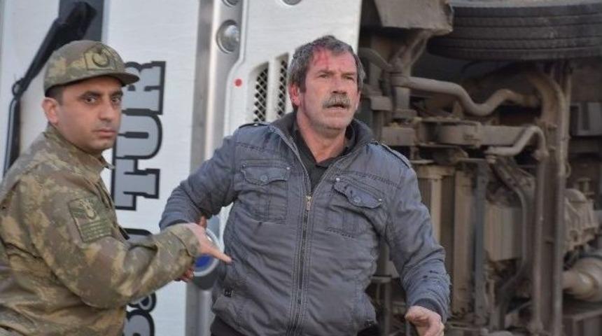 Tır Minib&uuml;se &Ccedil;arptı, S&uuml;r&uuml;c&uuml; Yakınları Birbirine Girdi