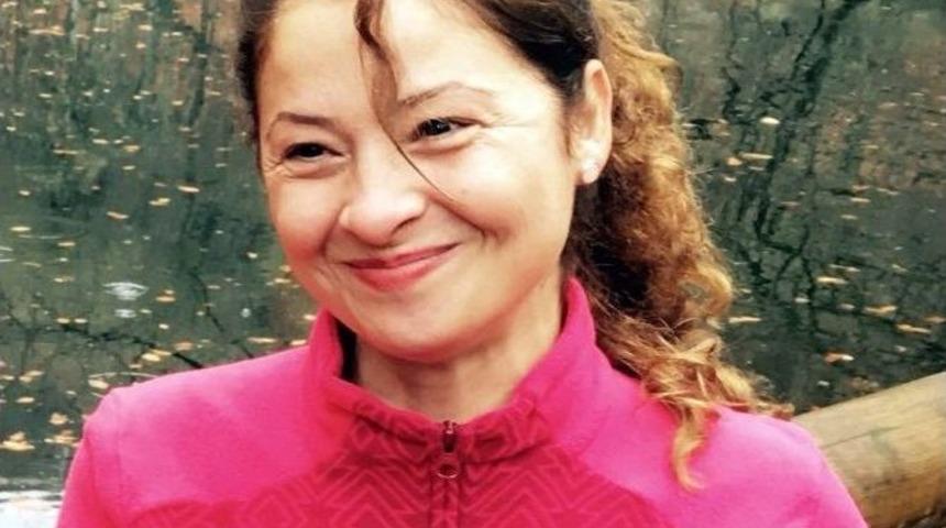 Otomobil Otob&uuml;s Durağına &Ccedil;arptı: 1 &Ouml;l&uuml;, 1 Yaralı