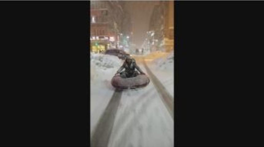 Ana Caddede Şambrelli Kayak