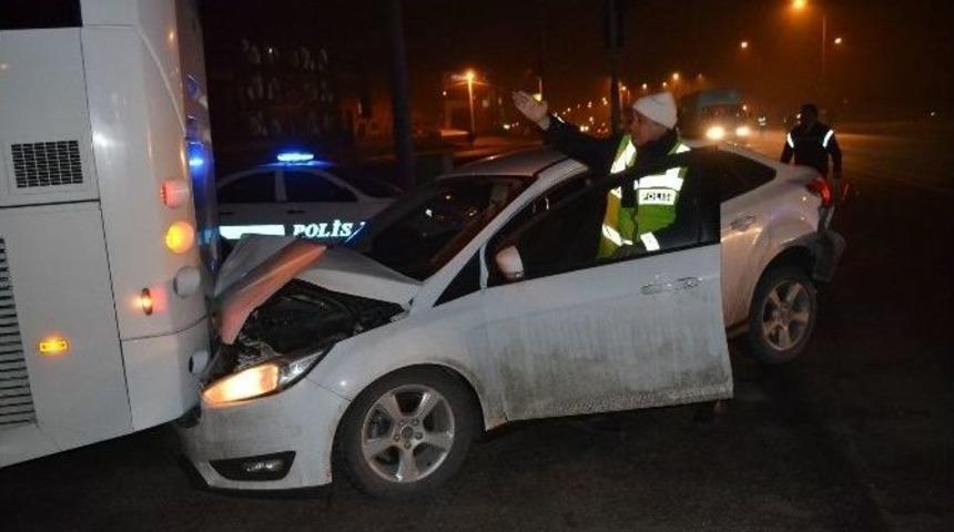 Otob&uuml;s&uuml;n Altına Giren Otomobili Polis Bile Ayıramadı