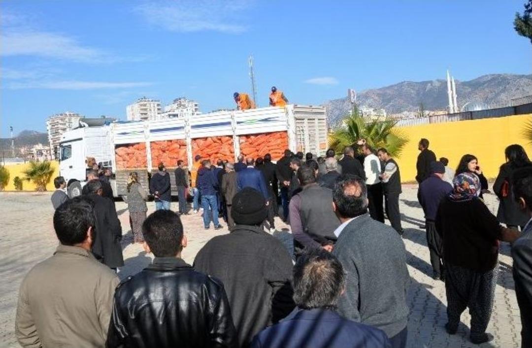 İş Adamlarından Adana&rsquo;da İhtiya&ccedil; Sahiplerine Bedava K&ouml;m&uuml;r