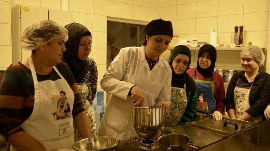 H&uuml;nerli Kadınlara Tepebaşı&rsquo;ndan Mutfak At&ouml;lyesi