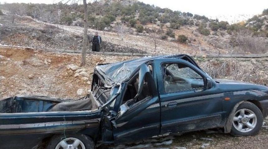 Dağdan Kopan 3 Tonluk Kaya Par&ccedil;ası &Ouml;n&uuml;ne Geleni Ezdi Ge&ccedil;ti