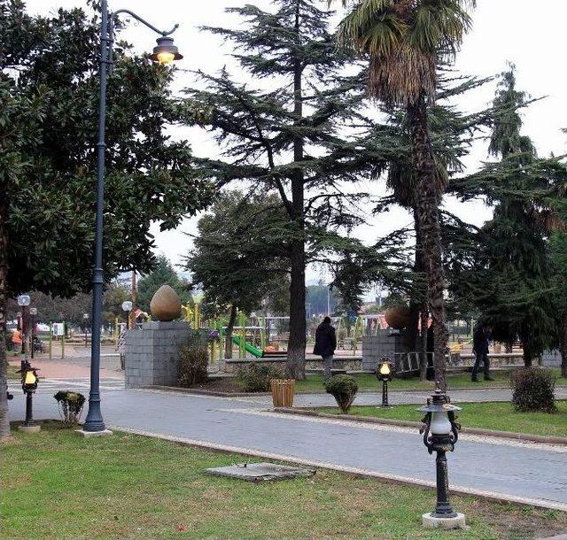 Anıt Park’taki Işıklar Elden Geçirildi