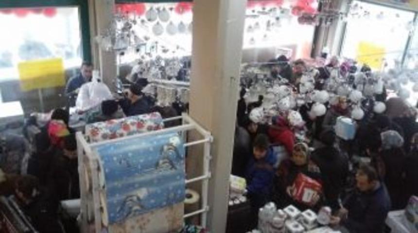 Tavşanlı&rsquo;da Mağaza A&ccedil;ılışında İzdiham