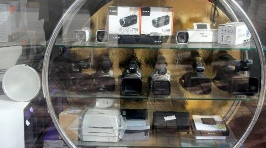 Kamera Ve Fotoğraf Makinesi Satılan İş Yerindeki Yangın Korkuttu