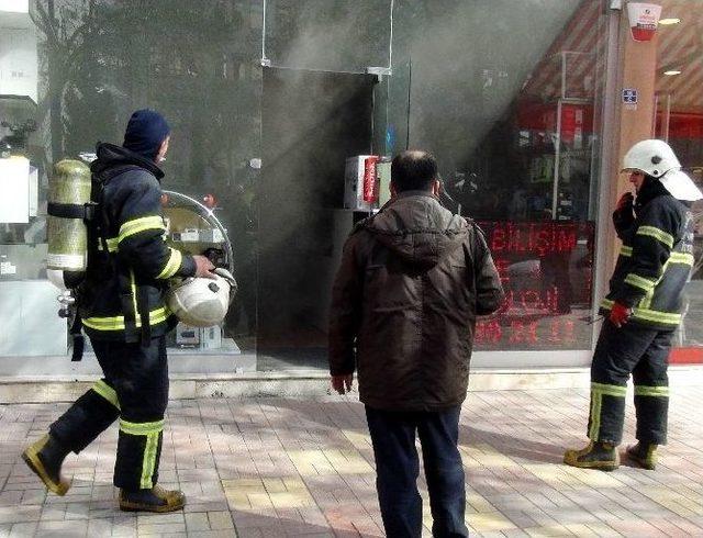 Kamera Ve Fotoğraf Makinesi Satılan İş Yerindeki Yangın Korkuttu