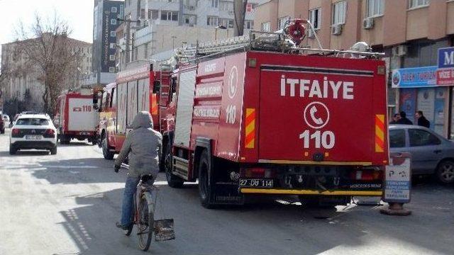 Kamera Ve Fotoğraf Makinesi Satılan İş Yerindeki Yangın Korkuttu