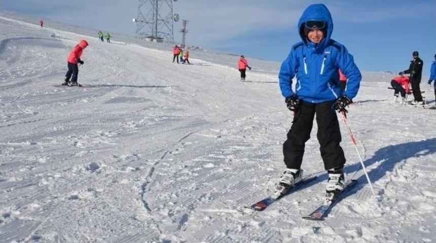 Tatvan&rsquo;da &Ouml;ğrencilere &Uuml;cretsiz Kayak Eğitimi