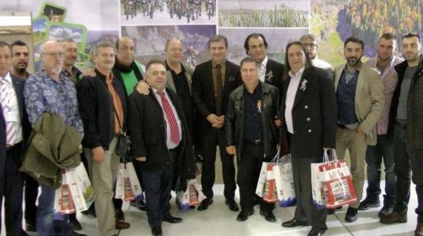 Hababam Sınıfı Emitt&rsquo;te Ak&ccedil;akoca Standını Ziyaret Etti