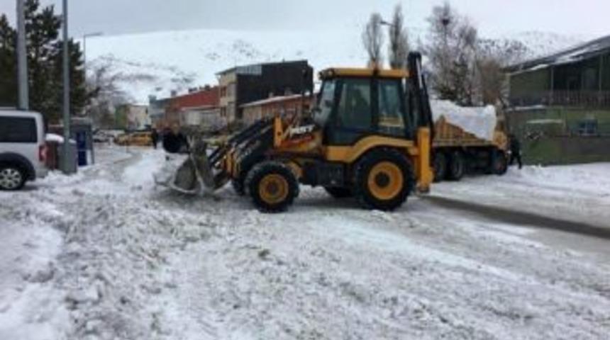&Ccedil;ıldır Belediyesi&rsquo;nden Kar Temizliği
