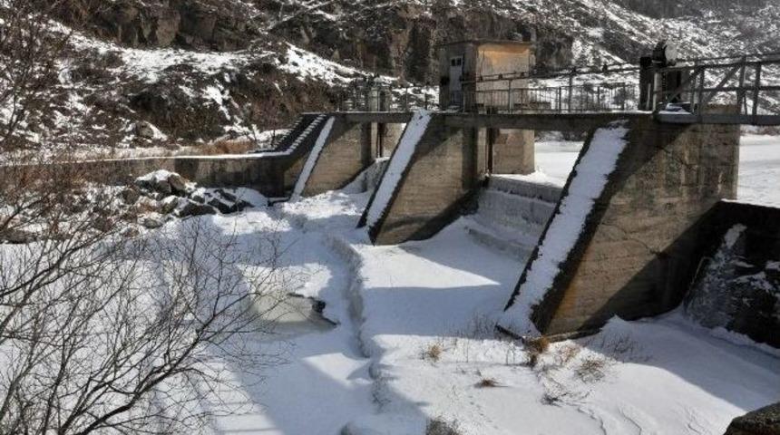 Soğuklar Kars&rsquo;ta Hes Barajını Dondurdu
