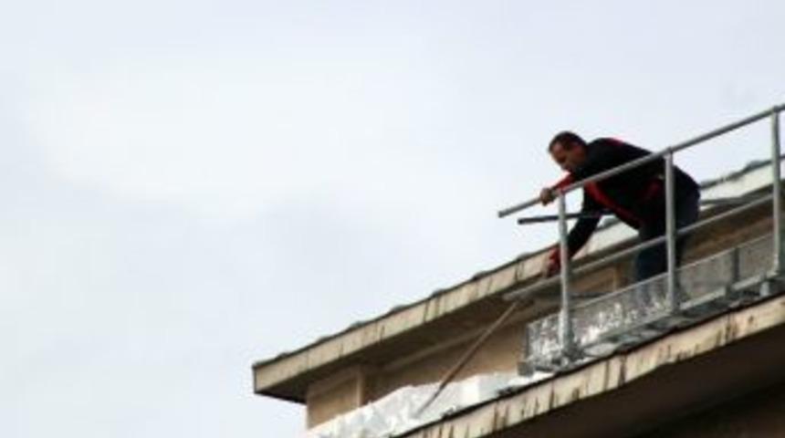 Çatılardaki Karları Önlem Almadan Temizleyenler Tehlikeye Davetiye Çıkarıyor