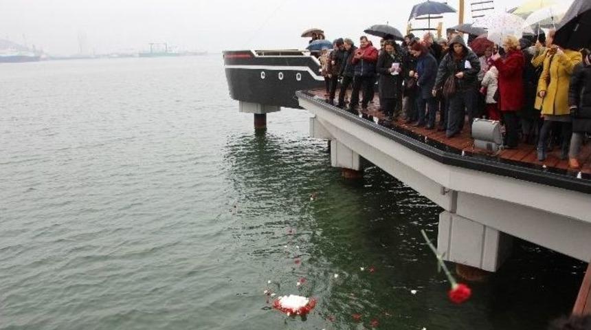 M&uuml;badiller Denize Karanfil Bıraktı