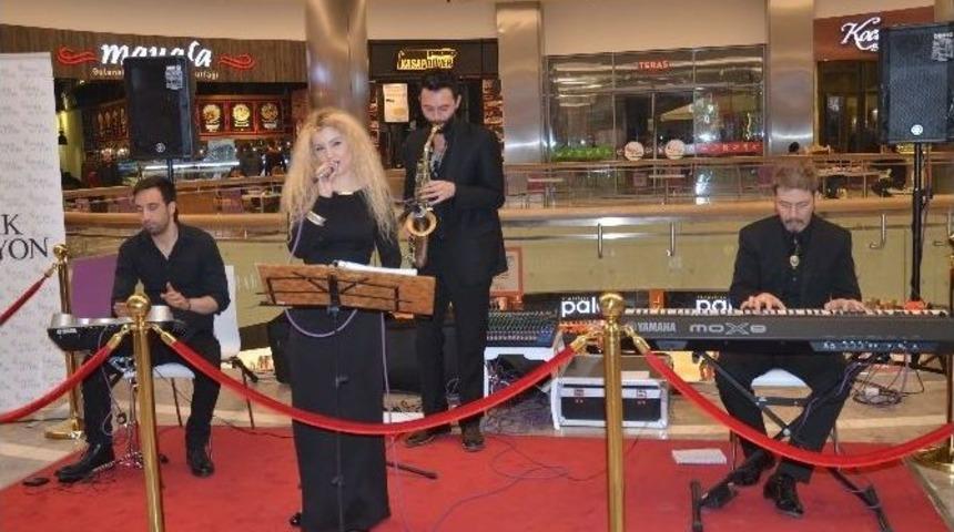 Grup Relax &ldquo;park Afyon&rsquo;da M&uuml;zik Var&rdquo; Etkinliğinde Sahne Aldı