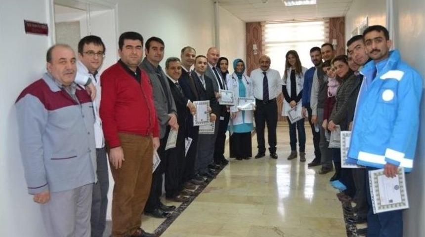 Hastane &Ccedil;alışanlarına Başarı Belgesi Verildi