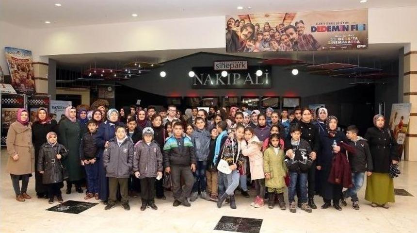 Lise &Ouml;ğrencileri Yetim &Ccedil;ocuklarını Sinemaya G&ouml;t&uuml;rd&uuml;