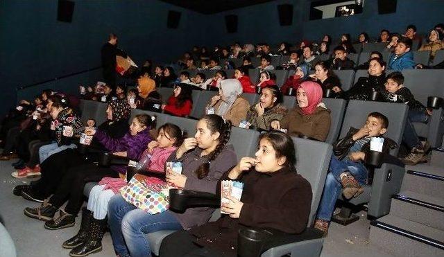 Lise Öğrencileri Yetim Çocuklarını Sinemaya Götürdü