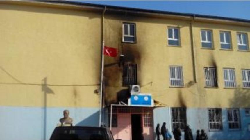 Diyarbakır’da Okula Molotoflu Saldırı
