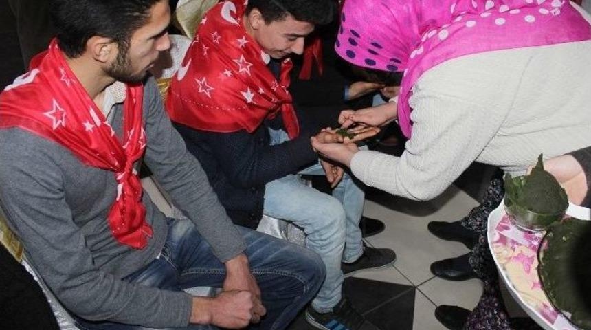 Anneleri Tarafından Kına Yakılarak Askere Uğurlandılar