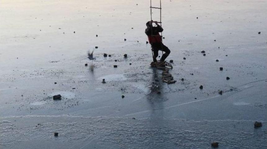 Buz Tutan G&ouml;lde Martı Kurtarma Operasyonu