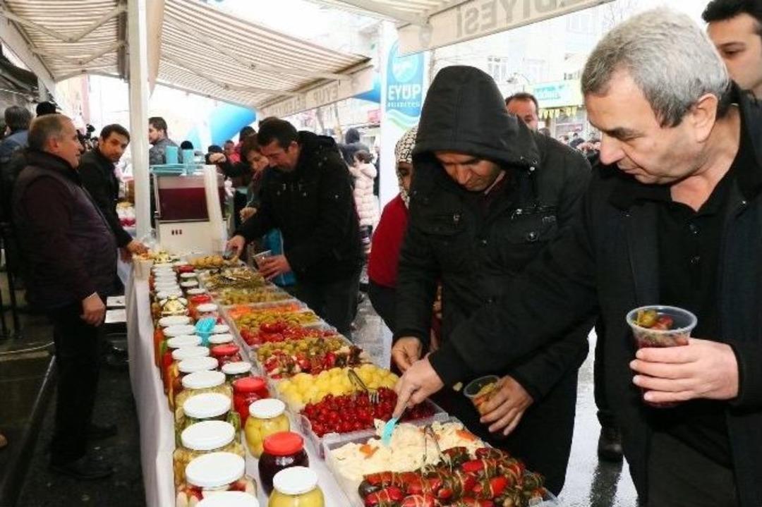 Ey&uuml;p&rsquo;te D&uuml;zenlenen Turşu Festivali, Renkli G&ouml;r&uuml;nt&uuml;ler Oluşturdu
