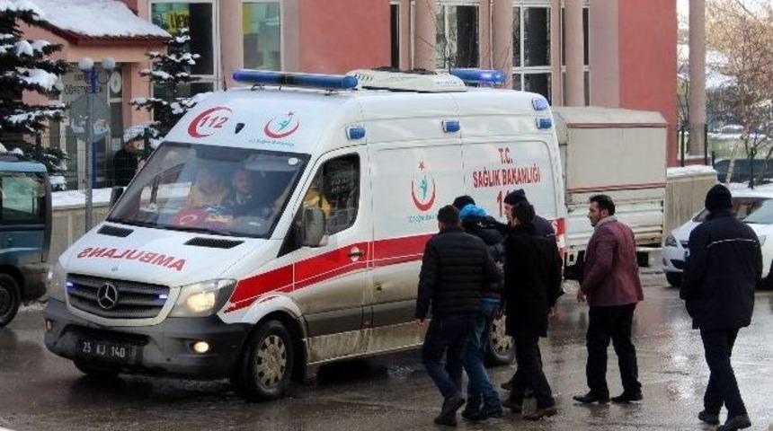 Erzurum&rsquo;da &Ccedil;atılardan D&uuml;şen Buz, Tehlike Sa&ccedil;ıyor