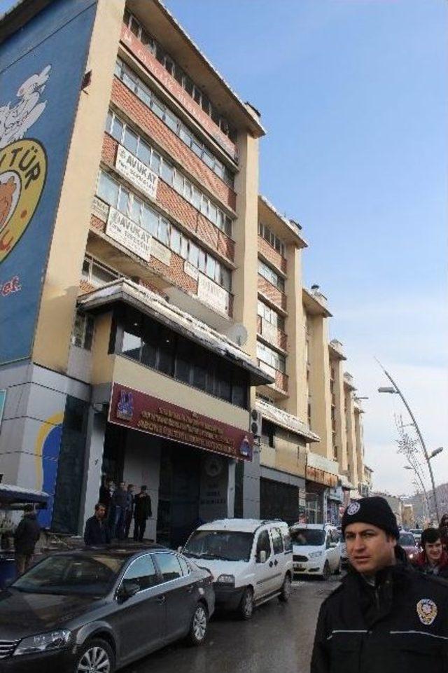 Erzurum’da Çatılardan Düşen Buz, Tehlike Saçıyor