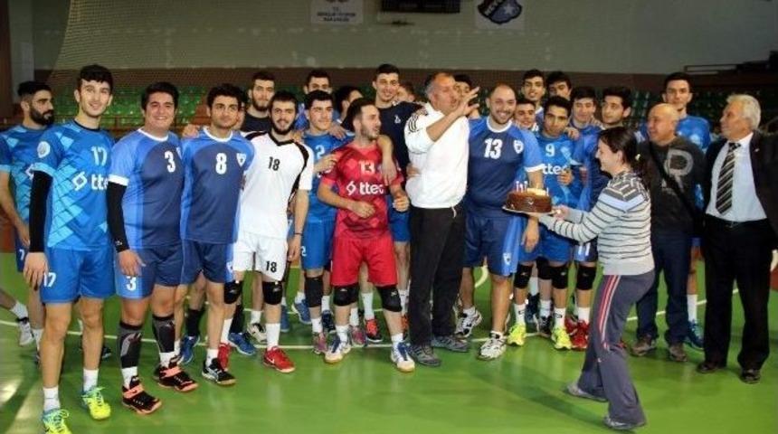 Voleybol Antren&ouml;r&uuml;ne Eşinden S&uuml;rpriz Doğum G&uuml;n&uuml; Kutlaması