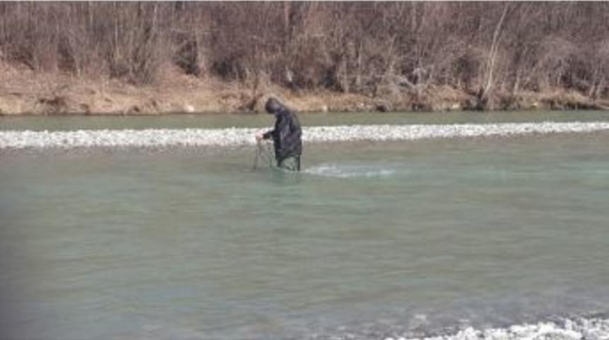 Akarsularda Debi &Ouml;l&ccedil;&uuml;m&uuml; Yapılıyor