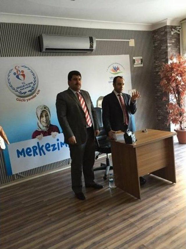 İş Adamı Ve Yazar İbrahim Toru Tecrübelerini Gençlerle Paylaştı