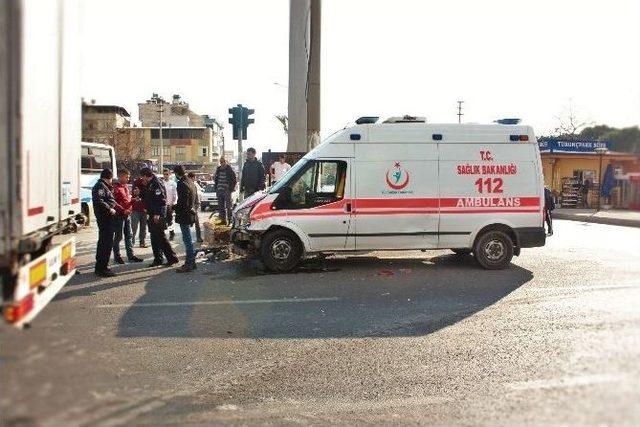 Alkollü Sürücü Ambulansa Çarptı!