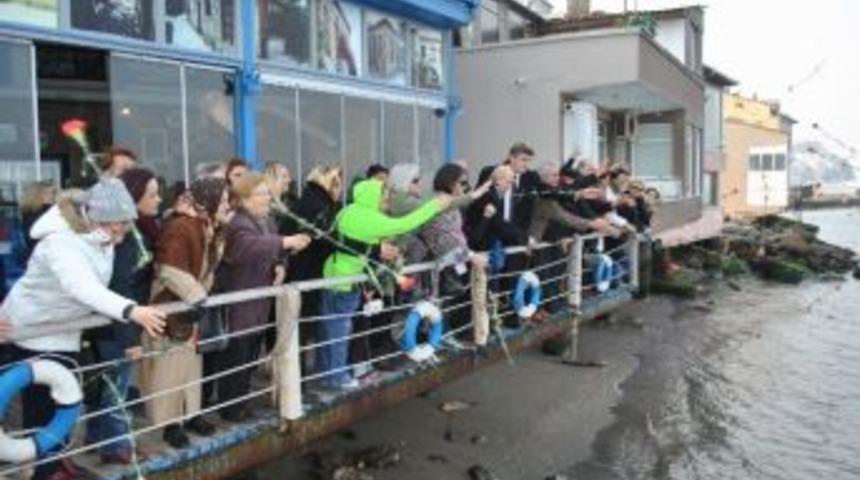 Hayatlarını Kaybedenler İ&ccedil;in Denize Karanfil Bıraktılar