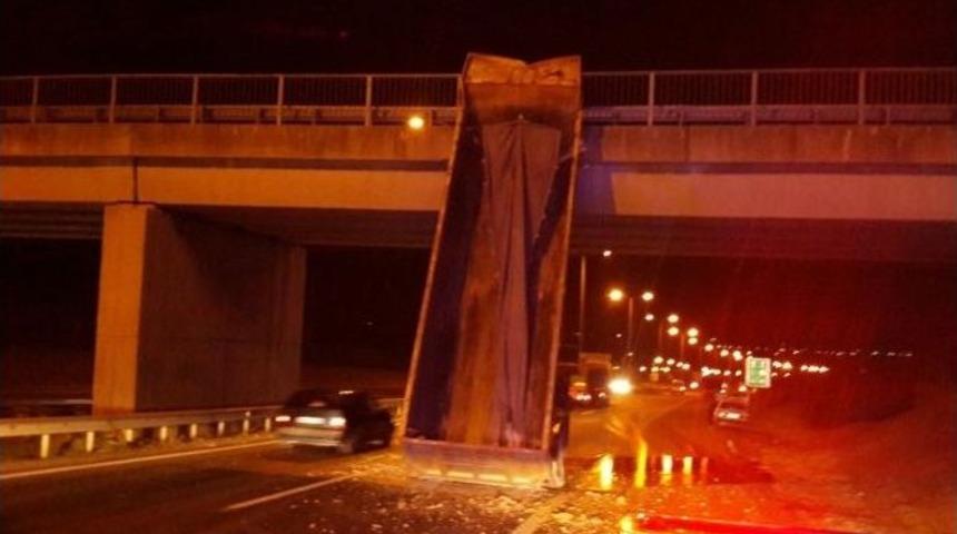 Tem’de Damperi Açık Kalan Kamyon Üst Geçide Çarptı