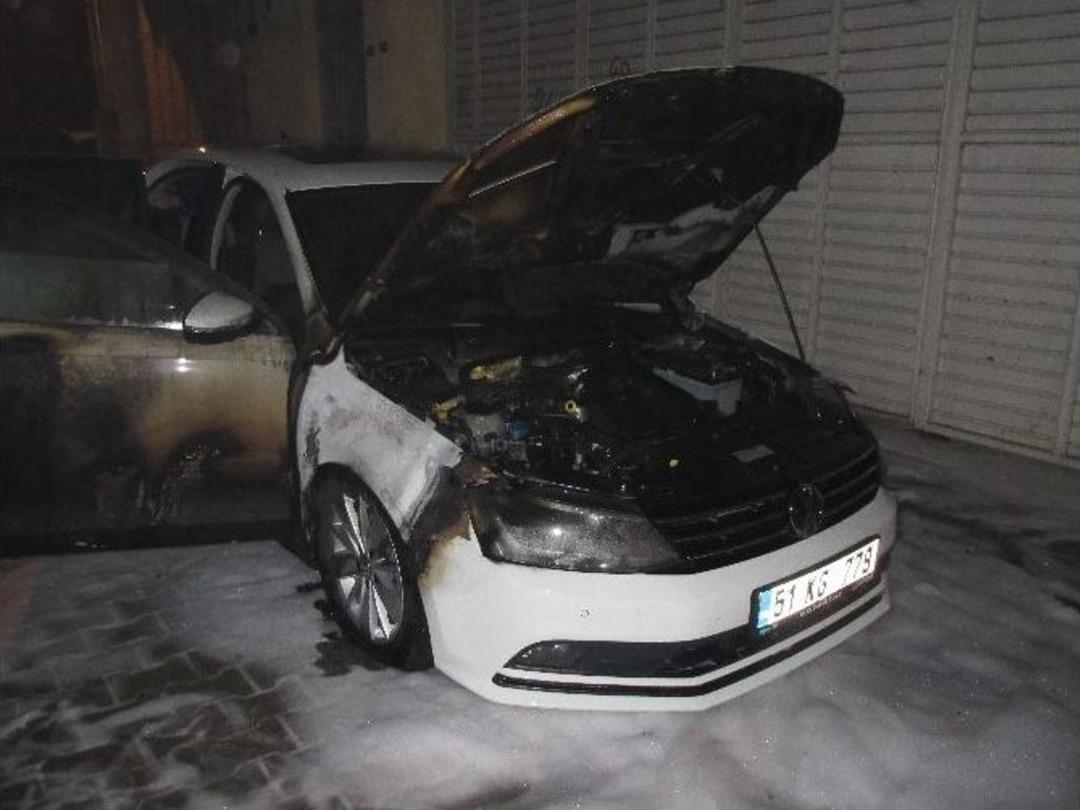 Adana&rsquo;da 3 Otomobil Kundaklandı