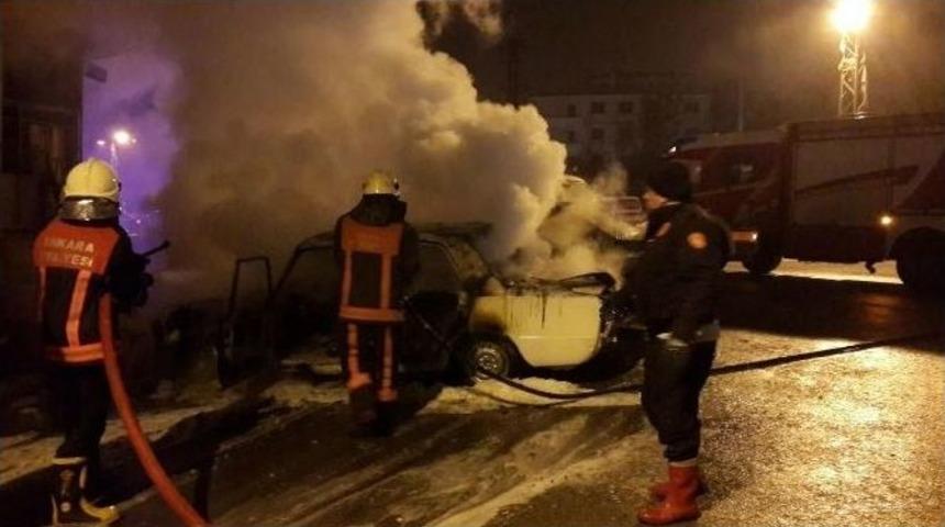 Başkent’te Park Halindeki 2 Otomobil Kundaklandı