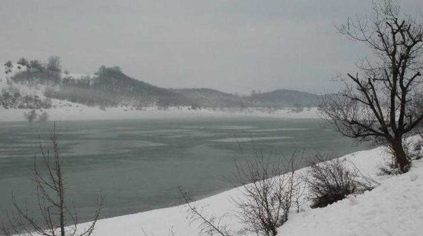 Tokat’ta Üçoluk Göleti Buz Tuttu