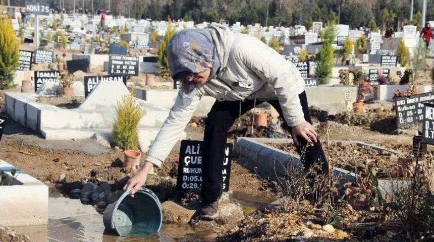 İzmir&rsquo;de Mezarları Su Bastı