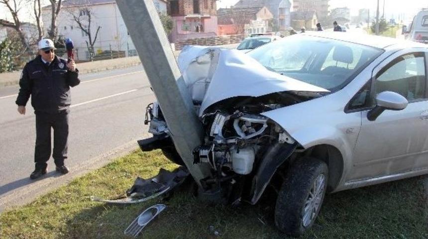 Otomobil Aydınlatma Direğine &Ccedil;arptı: 4 Yaralı