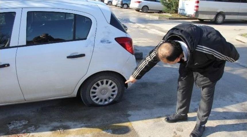 Hastane Otoparkındaki Ara&ccedil;ların Lastiklerini Kestiler