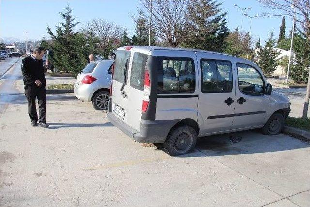 Hastane Otoparkındaki Araçların Lastiklerini Kestiler