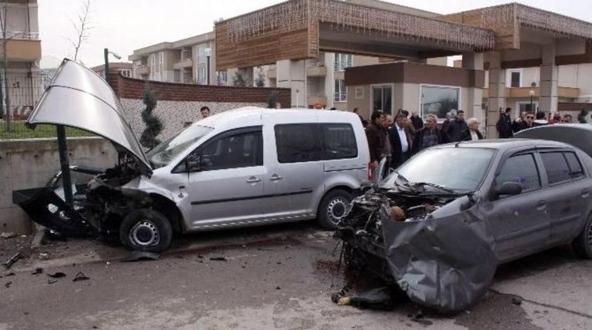 Kocaeli&rsquo;de Trafik Kazası: 3&rsquo;&uuml; &Ccedil;ocuk 6 Yaralı